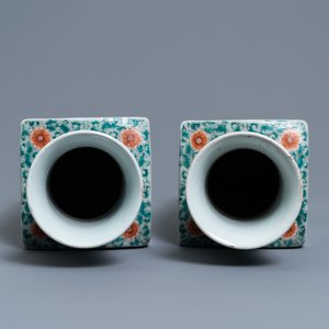 Une paire de vases de forme carrée en porcelaine de Chine famille verte à décor Wu Shuang Pu, marque de Kangxi, 19ème — photo 7