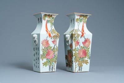 Une paire de vases de forme carrée en porcelaine de Chine qianjiang cai, 19/20ème