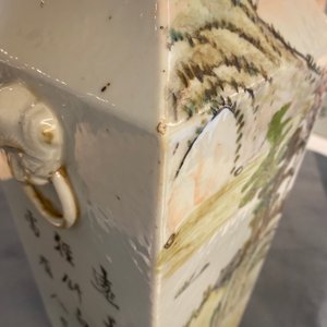 Une paire de vases de forme carrée en porcelaine de Chine qianjiang cai, 19/20ème — photo 15