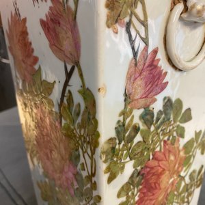 Une paire de vases de forme carrée en porcelaine de Chine qianjiang cai, 19/20ème — photo 10