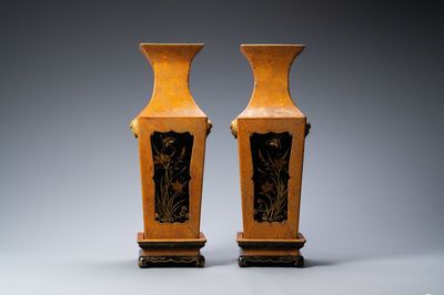 Une paire de vases de forme carrée sur socles en laque et peau de raie, Japon, Meiji, 19ème