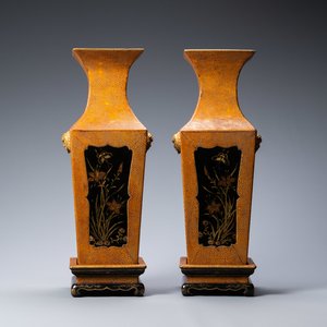 Une paire de vases de forme carrée sur socles en laque et peau de raie, Japon, Meiji, 19ème — photo 1