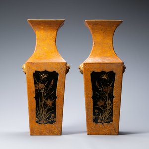 Une paire de vases de forme carrée sur socles en laque et peau de raie, Japon, Meiji, 19ème — photo 2