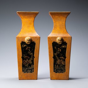 Une paire de vases de forme carrée sur socles en laque et peau de raie, Japon, Meiji, 19ème — photo 5