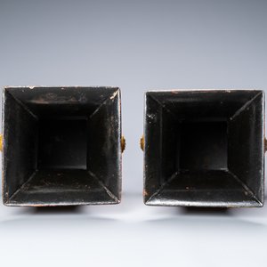 Une paire de vases de forme carrée sur socles en laque et peau de raie, Japon, Meiji, 19ème — photo 6