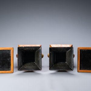 Une paire de vases de forme carrée sur socles en laque et peau de raie, Japon, Meiji, 19ème — photo 7