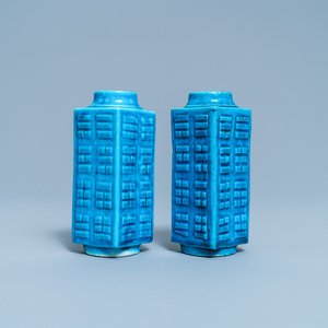 Une paire de vases de forme cong en porcelaine de Chine turquoise monochrome, 19ème — photo 1