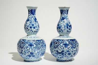 Une paire de vases de forme double gourde en faïence de style Delft, Pays-Bas ou France, 19ème