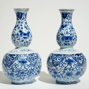 Une paire de vases de forme double gourde en faïence de style Delft, Pays-Bas ou France, 19ème — photo 3