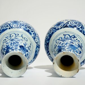 Une paire de vases de forme double gourde en faïence de style Delft, Pays-Bas ou France, 19ème — photo 6
