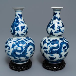 Une paire de vases de forme double gourde en porcelaine de Chine bleu et blanc, marque de Qianlong, 19ème — photo 1