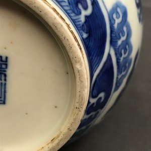 Une paire de vases de forme double gourde en porcelaine de Chine bleu et blanc, marque de Qianlong, 19ème — photo 15