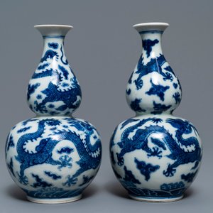 Une paire de vases de forme double gourde en porcelaine de Chine bleu et blanc, marque de Qianlong, 19ème — photo 4