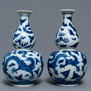 Une paire de vases de forme double gourde en porcelaine de Chine bleu et blanc, marque de Qianlong, 19ème — photo 5