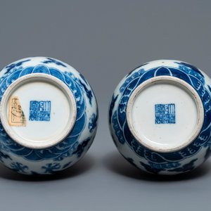 Une paire de vases de forme double gourde en porcelaine de Chine bleu et blanc, marque de Qianlong, 19ème — photo 7