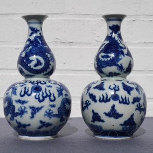 Une paire de vases de forme double gourde en porcelaine de Chine bleu et blanc, marque de Qianlong, 19ème — photo 8