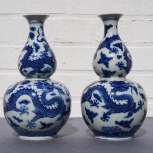 Une paire de vases de forme double gourde en porcelaine de Chine bleu et blanc, marque de Qianlong, 19ème — photo 9