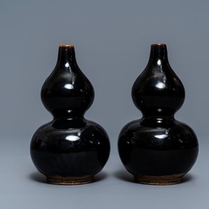 Une paire de vases de forme double gourde en porcelaine de Chine brun foncé monochrome, Qianlong — photo 1