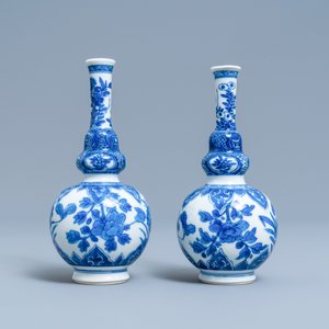 Une paire de vases de forme double gourde en porcelaine de Chine en bleu et blanc, Kangxi — photo 2