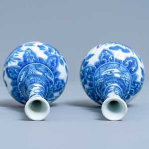 Une paire de vases de forme double gourde en porcelaine de Chine en bleu et blanc, Kangxi — photo 5