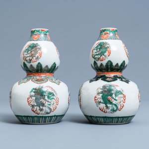 Une paire de vases de forme double gourde en porcelaine de Chine famille verte, 19ème — photo 2