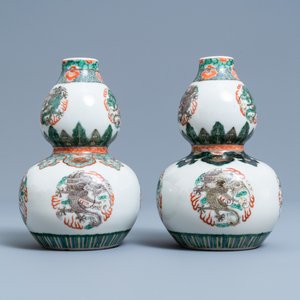 Une paire de vases de forme double gourde en porcelaine de Chine famille verte, 19ème — photo 3