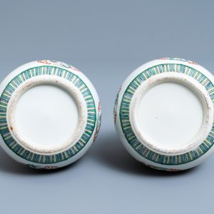Une paire de vases de forme double gourde en porcelaine de Chine famille verte, 19ème — photo 6