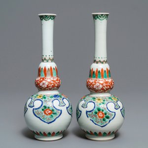 Une paire de vases de forme double gourde en porcelaine de Chine famille verte, Kangxi — photo 1