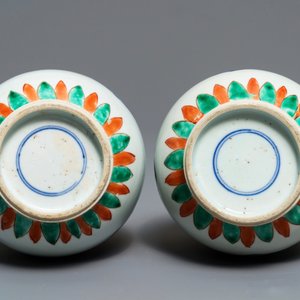 Une paire de vases de forme double gourde en porcelaine de Chine famille verte, Kangxi — photo 5