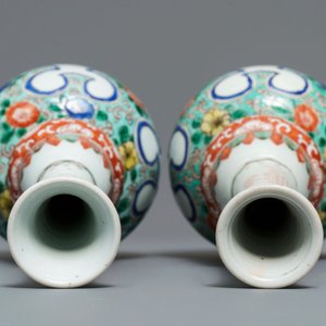 Une paire de vases de forme double gourde en porcelaine de Chine famille verte, Kangxi — photo 6