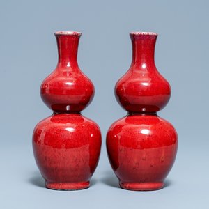 Une paire de vases de forme double gourde en porcelaine de Chine sang de boeuf monochrome, 19ème — photo 1
