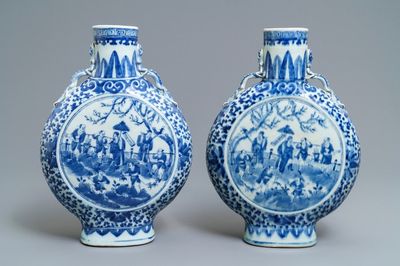 Une paire de vases de forme gourde 'moonflask' en porcelaine de Chine bleu et blanc, 19ème