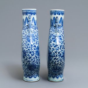 Une paire de vases de forme gourde 'moonflask' en porcelaine de Chine bleu et blanc, 19ème — photo 2