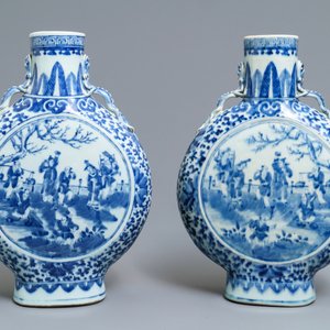 Une paire de vases de forme gourde 'moonflask' en porcelaine de Chine bleu et blanc, 19ème — photo 3