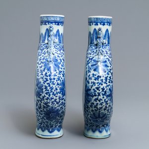 Une paire de vases de forme gourde 'moonflask' en porcelaine de Chine bleu et blanc, 19ème — photo 4