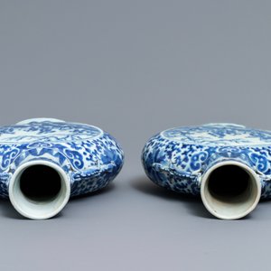 Une paire de vases de forme gourde 'moonflask' en porcelaine de Chine bleu et blanc, 19ème — photo 6