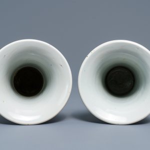 Une paire de vases de forme 'gu' en porcelaine de Chine bleu et blanc, Kangxi — photo 6