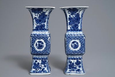 Une paire de vases de forme gu en porcelaine de Chine bleu et blanc, Kangxi