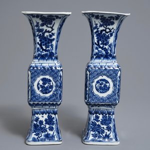Une paire de vases de forme gu en porcelaine de Chine bleu et blanc, Kangxi — photo 4