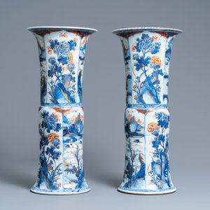 Une paire de vases de forme 'gu' en porcelaine de Chine de style Imari, Kangxi — photo 1