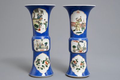 Une paire de vases de forme gu en porcelaine de Chine famille verte sur fond bleu, marque de Kangxi, 19ème