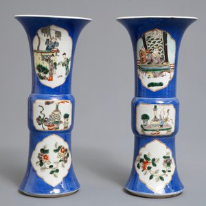 Une paire de vases de forme gu en porcelaine de Chine famille verte sur fond bleu, marque de Kangxi, 19ème — photo 3
