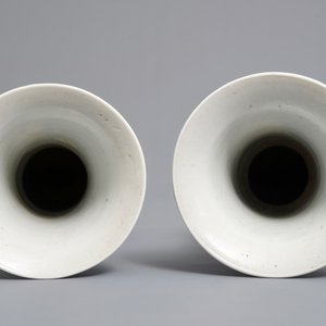 Une paire de vases de forme gu en porcelaine de Chine famille verte sur fond bleu, marque de Kangxi, 19ème — photo 5