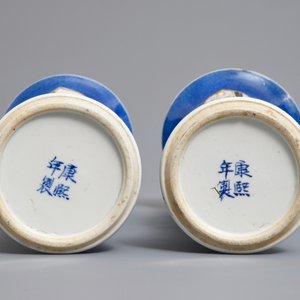 Une paire de vases de forme gu en porcelaine de Chine famille verte sur fond bleu, marque de Kangxi, 19ème — photo 6