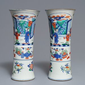 Une paire de vases de forme gu en porcelaine de Chine wucai, 19ème — photo 3