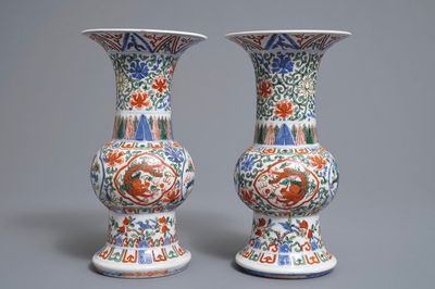 Une paire de vases de forme gu en porcelaine de Chine wucai, marque de Wanli, République, 20ème