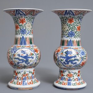 Une paire de vases de forme gu en porcelaine de Chine wucai, marque de Wanli, République, 20ème — photo 2
