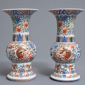 Une paire de vases de forme gu en porcelaine de Chine wucai, marque de Wanli, République, 20ème — photo 3
