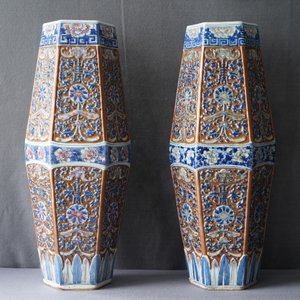 Une paire de vases de forme hexagonale en porcelaine de Chine bleu, blanc et rouge sur fond brun, 19ème — photo 12