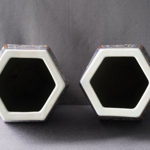 Une paire de vases de forme hexagonale en porcelaine de Chine bleu, blanc et rouge sur fond brun, 19ème — photo 14